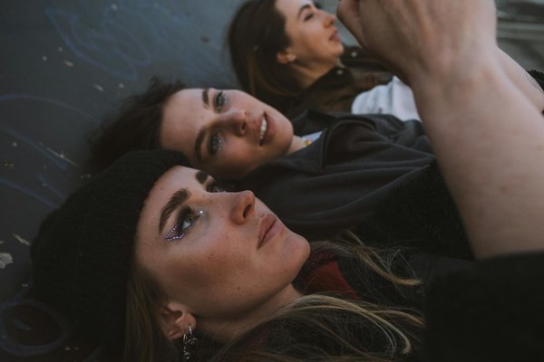 Collier doré : l'atout lumineux pour sublimer chaque style