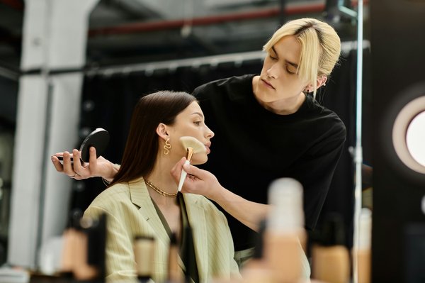 Quelles sont les astuces pour créer un look de bureau chic avec des pièces basiques?